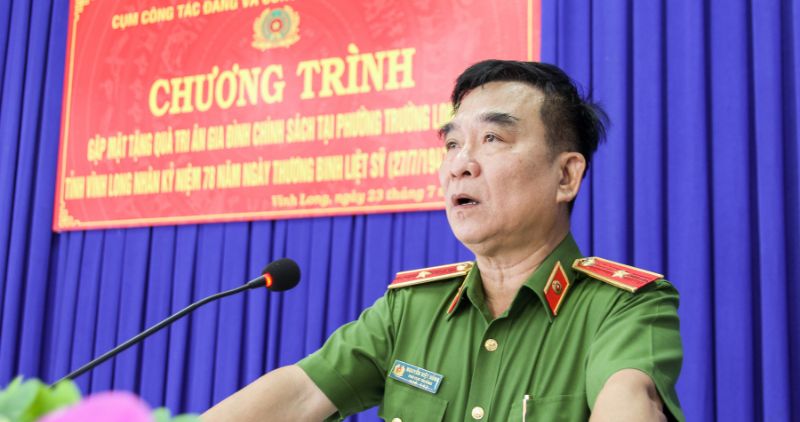 Thieu tuong Nguyen Viet Hung, Pho Cuc truong Cuc C10 phat bieu tai chuong trinh tri an, tang qua cac gia dinh chinh sach nhan ky niem 78 nam Ngay Thuong binh – Liet si o Vinh Long. Anh: Hoang Loc