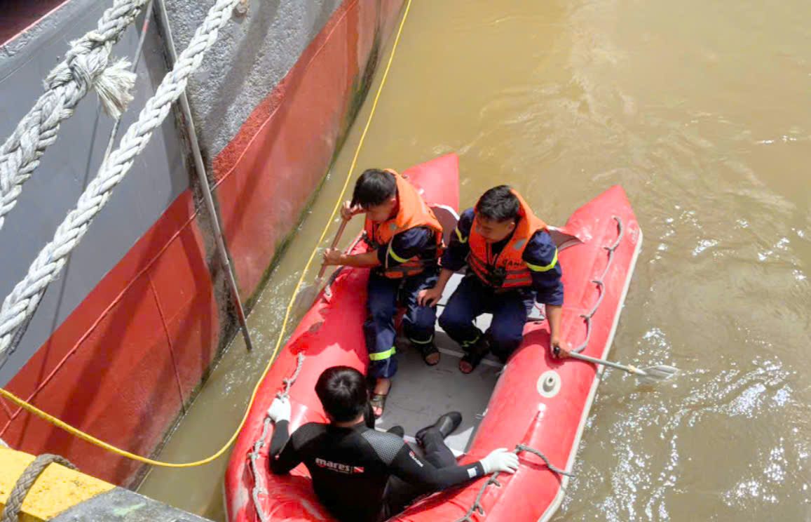 The Fire Prevention and Rescue Police Team on the River deployed a team to search for the victim. Photo: Hai Phong City Police