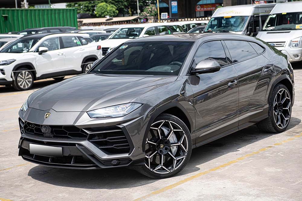 The 2022 Lamborghini Urus is being sold at a luxury car showroom in Hanoi after only 2 months of use. Photo: Anh Luong
