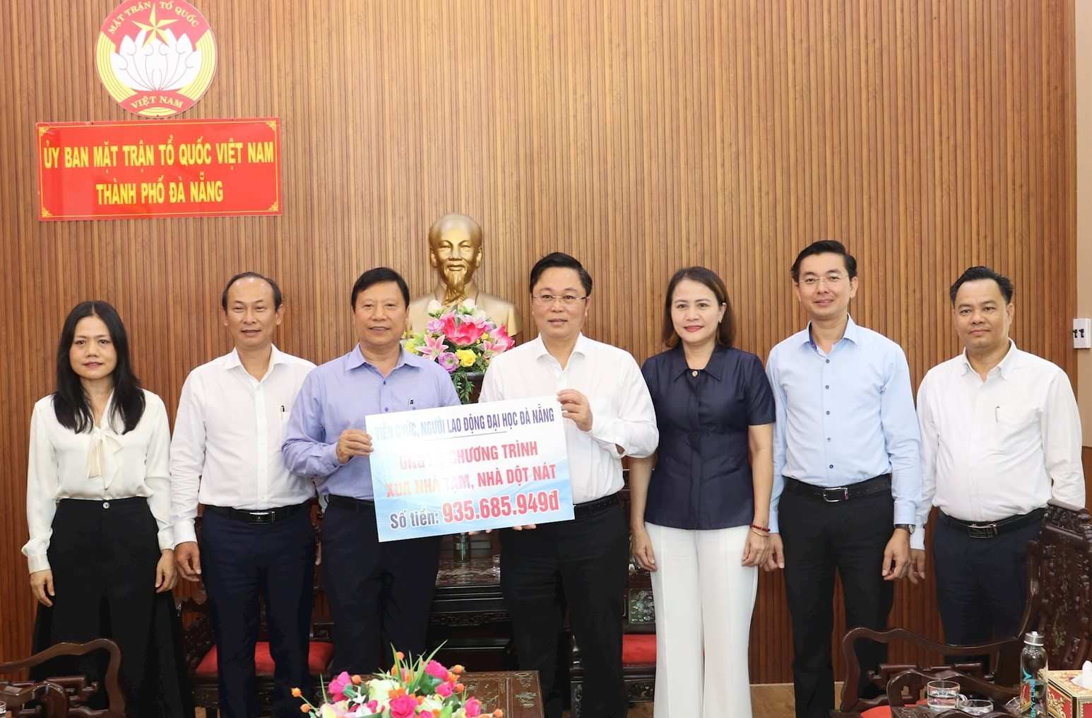 The Vietnam Fatherland Front Committee of Da Nang City received support from Da Nang University. Photo: NgoC Ha