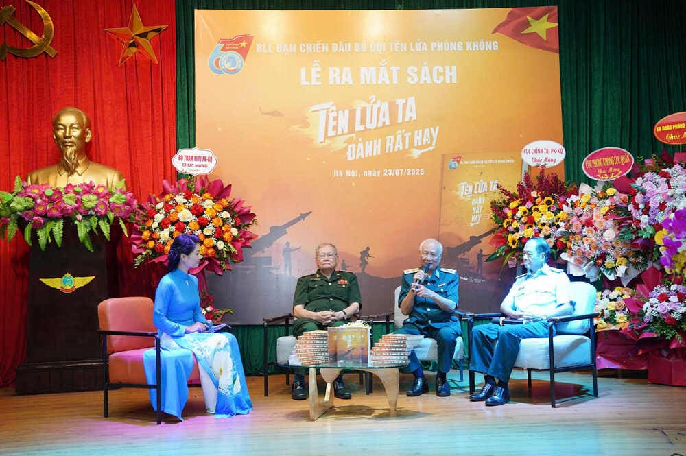 AHLLVTND - Trung tuong Nguyen Van Phiet (cam micro), AHLLVTND - Dai ta Nguyen Dinh Kien (ben trai) va AHLLVTND - Dai ta Tran Manh Hien (ben phai) chia se trong buoi ra mat sach. Anh: Nhan vat cung cap