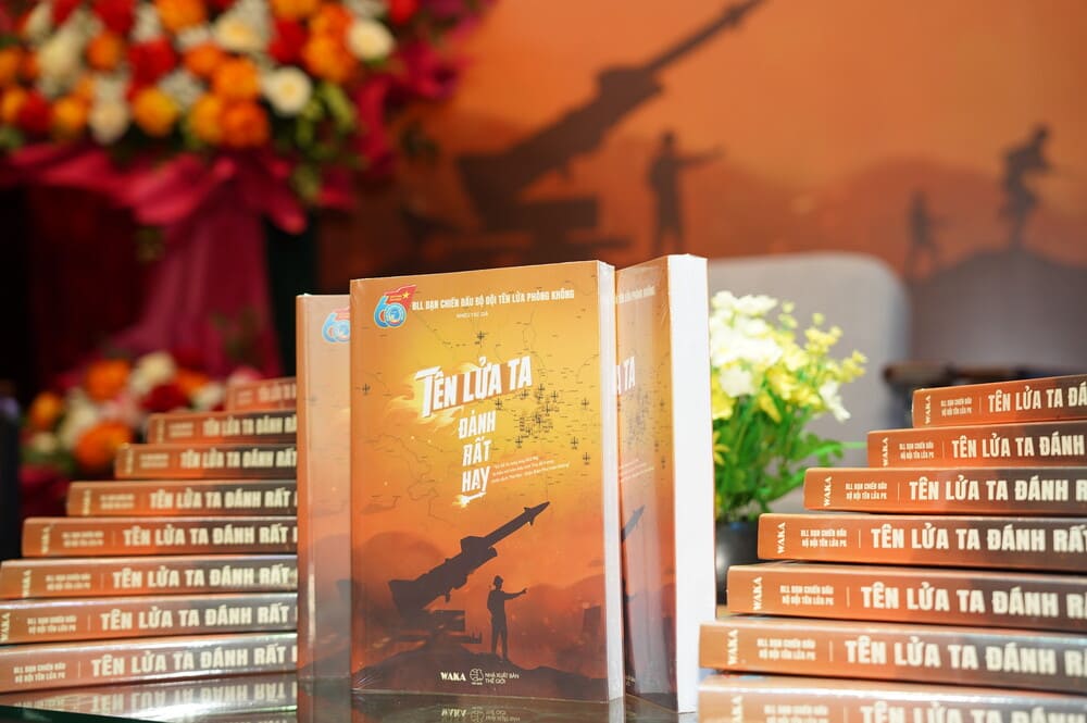 Waka Electronic Book株式会社が紹介した、世界の出版社によって紹介された多くの貴重な文書を含む「ミサイルは非常に良い」という本。写真：出版社