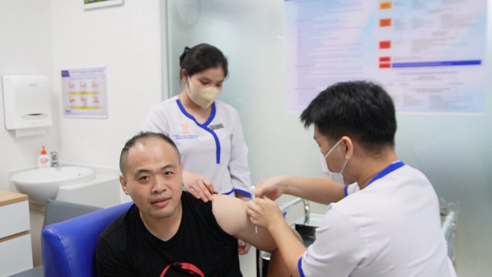 La souche virale de la dengue changeante : les gens prennent l'initiative de se faire vacciner pour prevenir la maladie