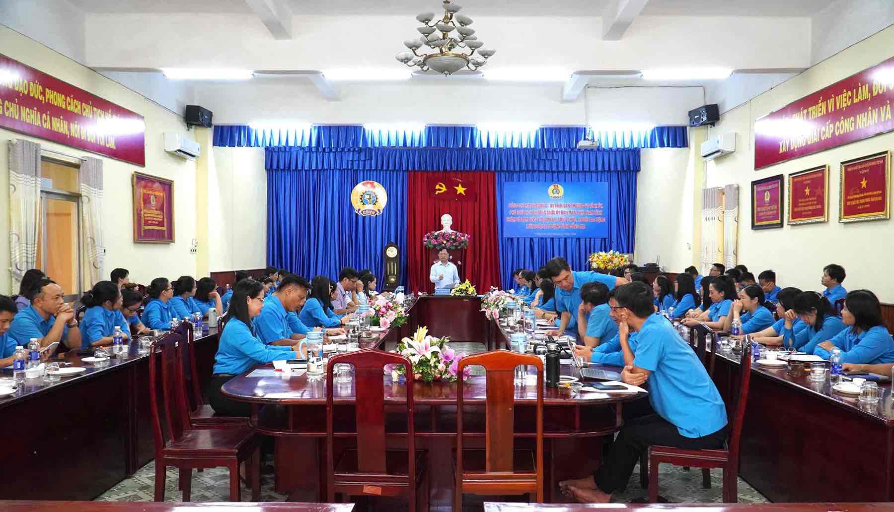El Vicepresidente Permanente del Comite del Frente de la Patria de la provincia de Dong Nai Ha Anh Dung visito y trabajo con funcionarios publicos y trabajadores de la Federacion Laboral de la provincia de Dong Nai. Foto: HAC