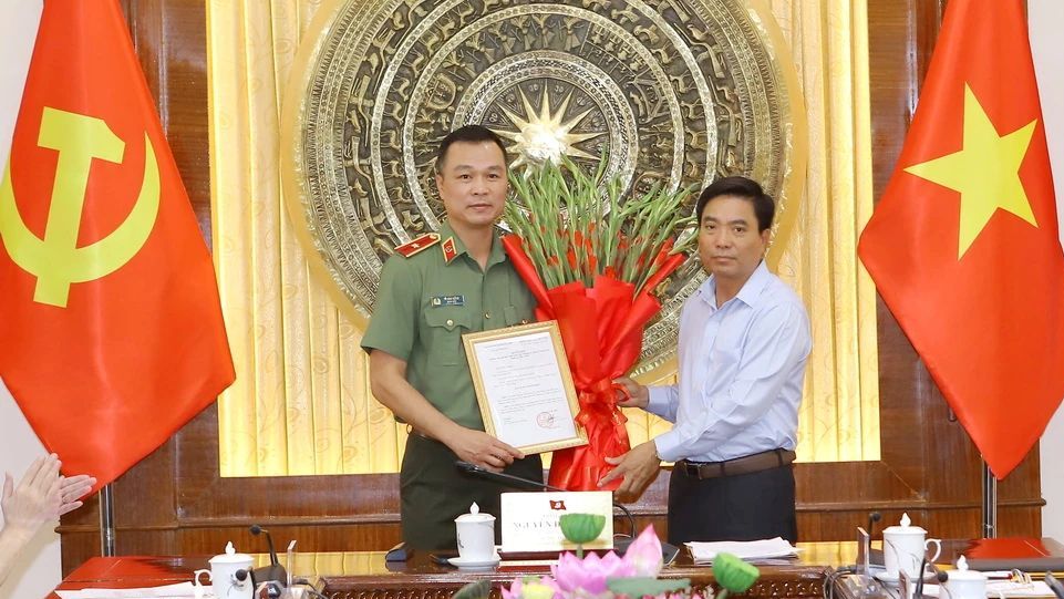 Bi thu Tinh uy Thanh Hoa Nguyen Doan Anh trao Quyet dinh cua Ban Bi thu Trung uong Dang va tang hoa chuc mung Thieu tuong To Anh Dung duoc