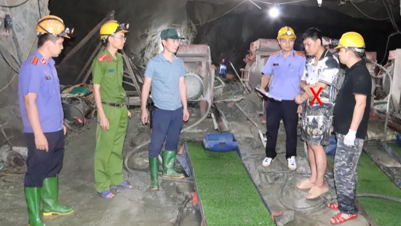 Lực lượng chức năng kiểm tra hiện trường, kiểm đếm tang vật liên quan đến hoạt động khai thác vàng trái phép tại xã Gia Phù, tỉnh Sơn La. Ảnh: Công an tỉnh Sơn La