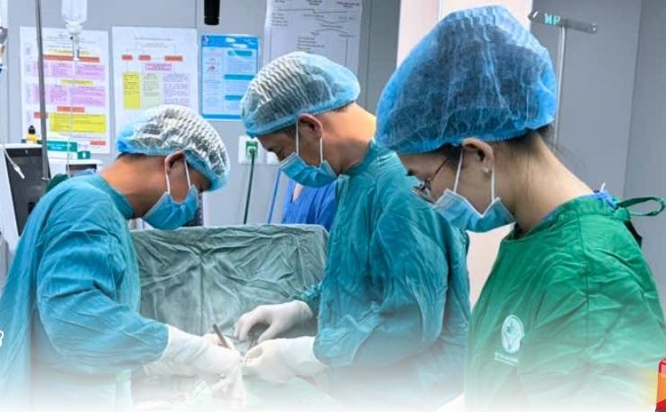 Saving the life of a young man with a punctured heart. Photo: Binh Duong General Hospital