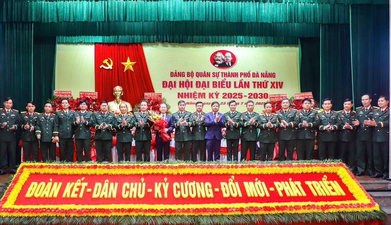 제5군구 사령관과 다낭시 지도자들이 2025-2030 임기 다낭시 군사당 집행위원회와 기념 사진을 촬영하고 있습니다. 사진: 제5군구