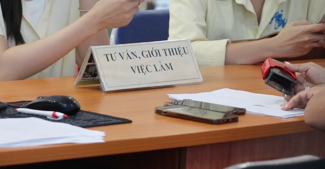 Jovenes trabajadores, estudiantes recien graduados estuvieron presentes en el Centro de Servicios de Empleo de Hanoi para encontrar una oportunidad profesional adecuada. Foto: Nguyen Linh