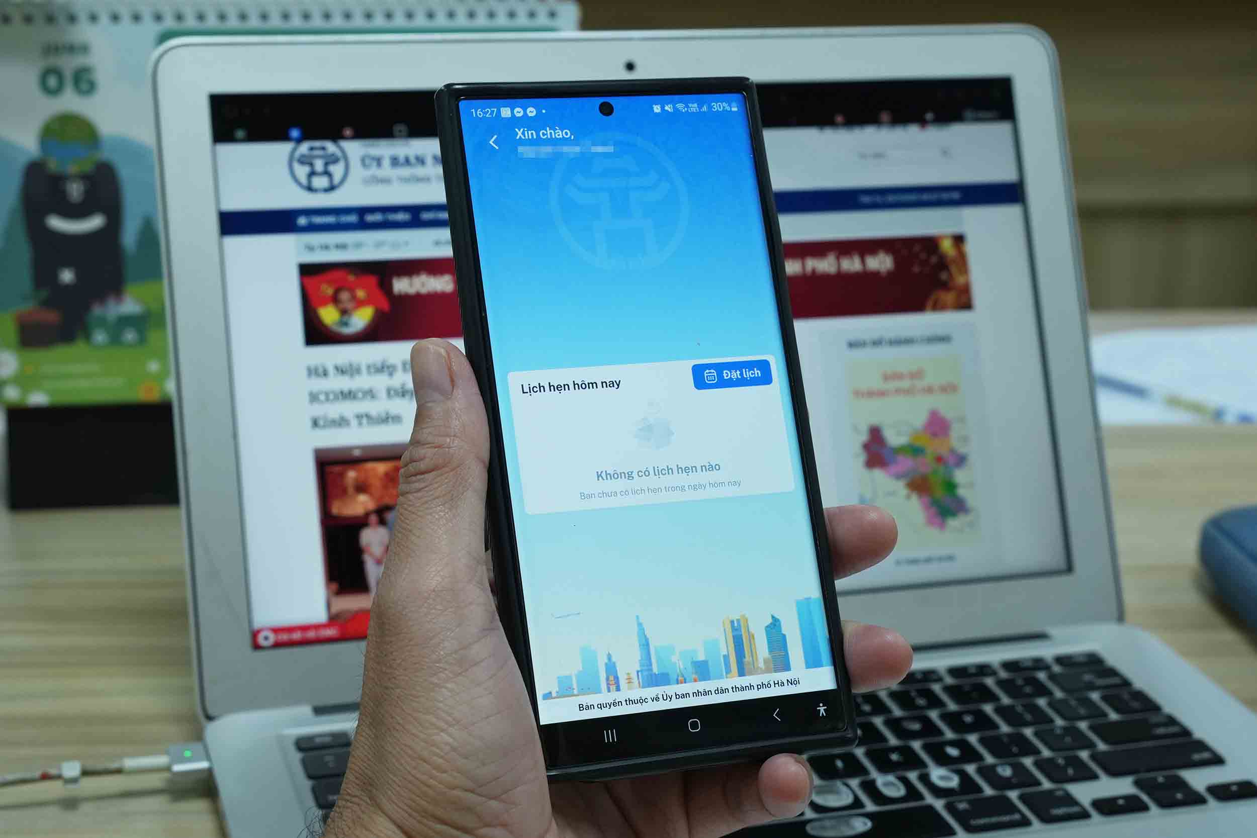 Hanoiは、Ihanoiアプリケーションでオンラインで注文番号を取得するように人々を導いたばかりです。写真：波