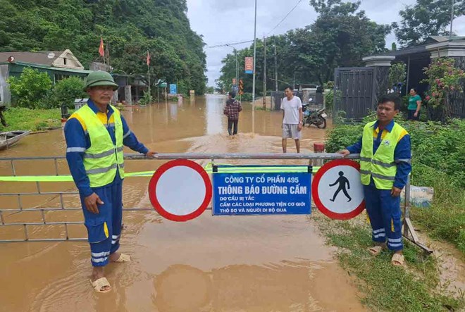 7月23日の正午に、Con Cuong Commune（NGHE AN）の国立高速道路7セクションと他の数十ポイントが浸水し、Nam Buong国境門への独占ルートの交通部門が発生しました。写真：Tran Tuan