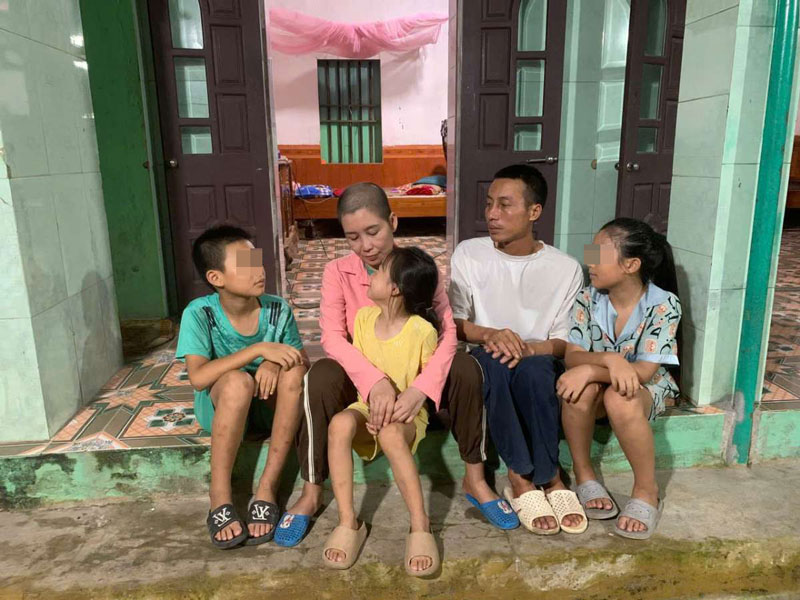 The husband spends every penny to treat his wife with cancer and raises 3 young children. Photo: Ha Vi