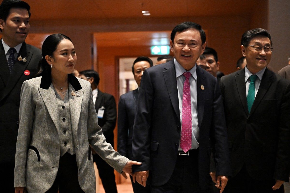 파에통탄 시나와트라 여사와 그녀의 아버지 탁신 시나와트라 전 태국 총리(오른쪽에서 두 번째)가 2025년 7월 9일 SPLASH 2025 소프트 파워 포럼에서. 사진: AFP