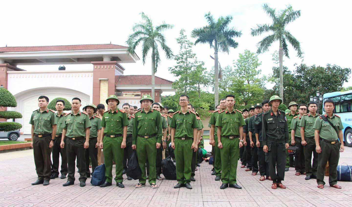 Cong an Nghe An huy dong 100 chien sy giup nguoi dan khac phuc hau qua cua bao so 3. Anh: Hai Duong