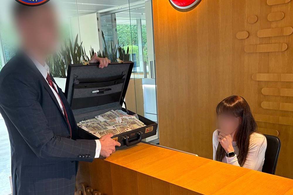 크리스탈 팰리스 팬들은 UEFA 본부 로비에서 위조지폐 가방을 열어 팀이 유로파 리그에서 탈락한 것에 항의했습니다. 사진: 홈데일 팬 클럽 Fanatics