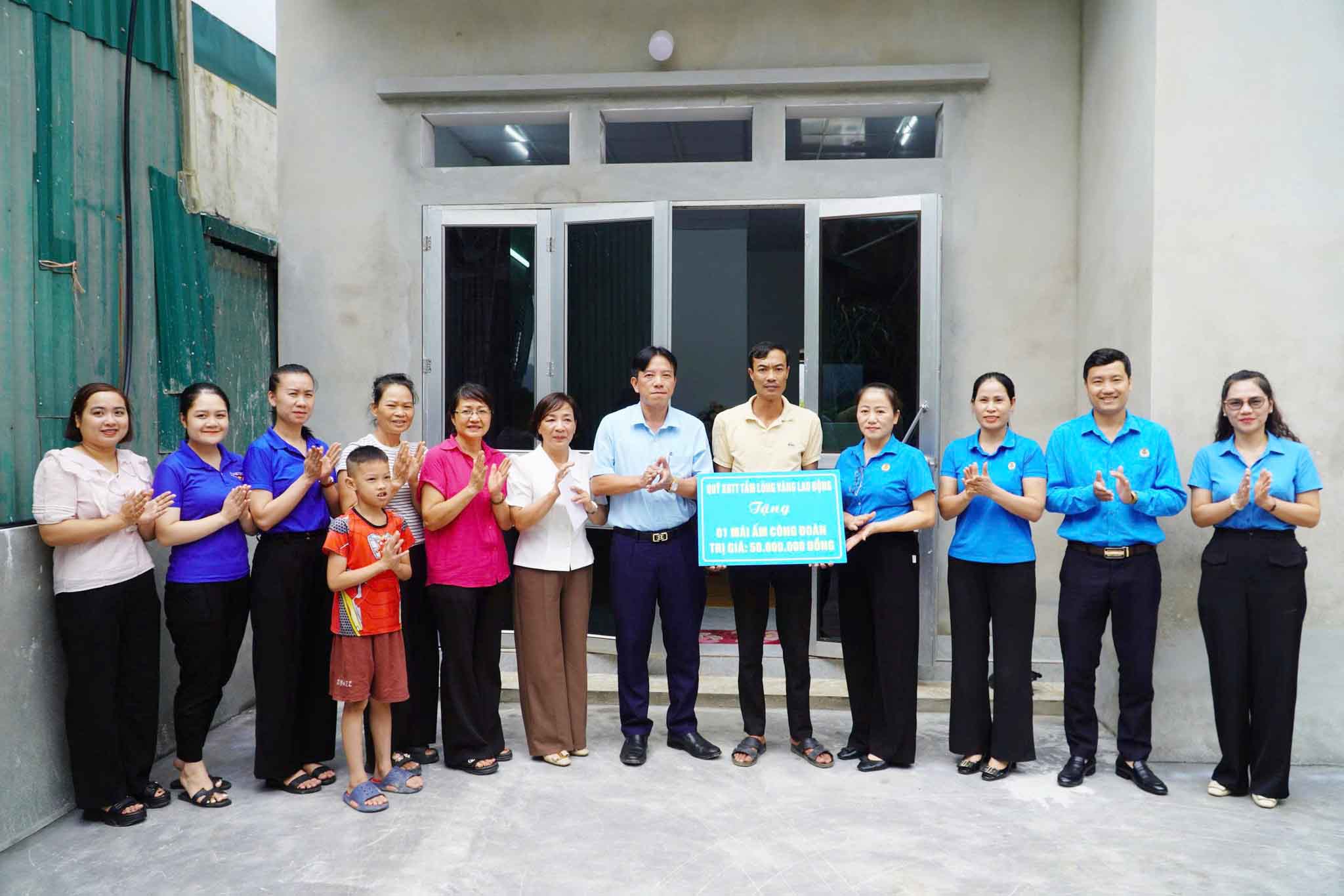 Dien Bien 지방 노동 연맹 부위원장이자 노동조합 업무 위원회 위원장인 Lau Thi Thanh Huong 여사(왼쪽에서 4번째)가 조합원 Vu Anh Tuan 가족에게 '노동조합의 따뜻한 보금자리' 주택 건설 지원금을 전달하고 있습니다. 사진: Dien Bien 지방 노동 연맹