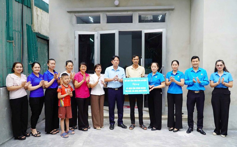 Ms. Lau Thi Thanh Huong - Vice President of the Dien Bien Provincial Federation of Labor, Head of the Trade Union Working Committee (4th from left) presented funding to support the construction of a "Union Shelter" house for union member Vu Anh Tuan's family. Photo: Dien Bien Provincial Federation of Labor