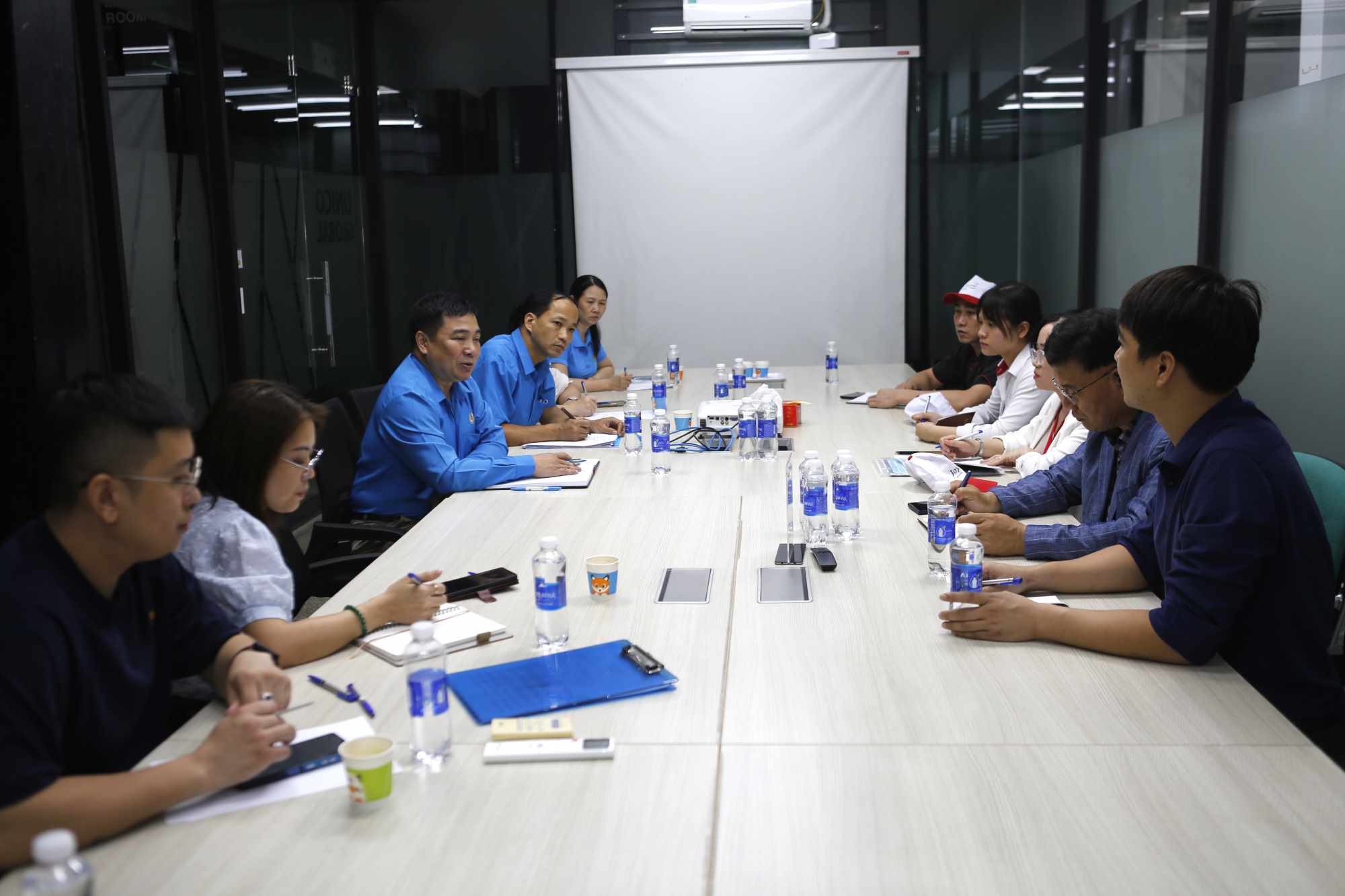 Lao Cai Labor Federationと当局は、企業や食料サプライヤーと協力して、異常な異物に関する情報を明確にします。写真：Van Duc