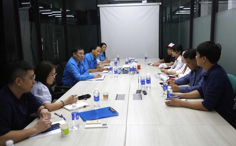 The Lao Cai Provincial Federation of Labor and relevant agencies worked with businesses and food suppliers to clarify information about unusual foreign objects. Photo: Van Duc