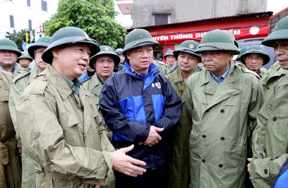 쩐홍하 부총리(맨 왼쪽)는 국가 민방위 지도위원회 상임 부위원장입니다. 사진: TTXVN