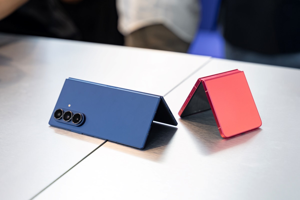 Samsung acaba de lanzar dos telefonos inteligentes plegables populares, pero se espera que su participacion en el mercado disminuya este año. Foto: Tan Nguyen