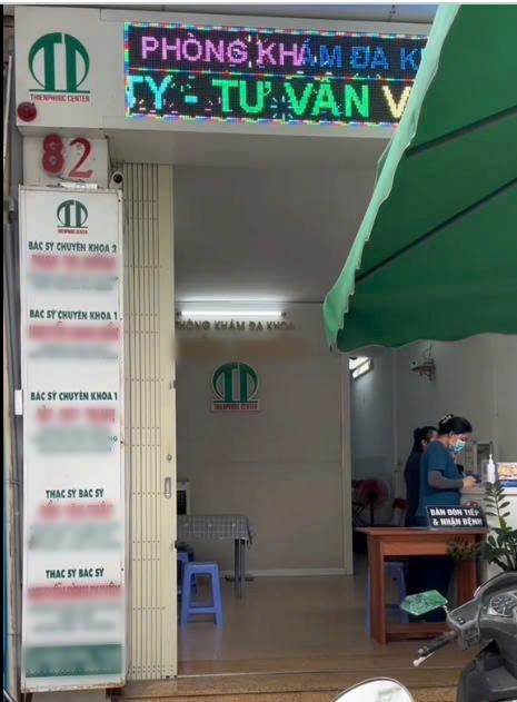 Phong kham chi T.L. duoc nguoi ban tap hoa dan den kham trong clip chia se. Anh: Nguoi dan cung cap