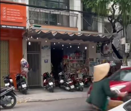 ダナンで健康診断を受ける際、コンビニエンスストアに行く道を案内され、サービス料金を支払われています。写真:住民提供