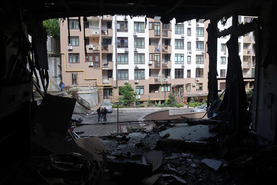 Mot toa nha dan cu bi hu hai sau khong kich o quan Shevchenkivskyi cua Kiev, Ukraina, ngay 21.7.2025. Anh: Xinhua