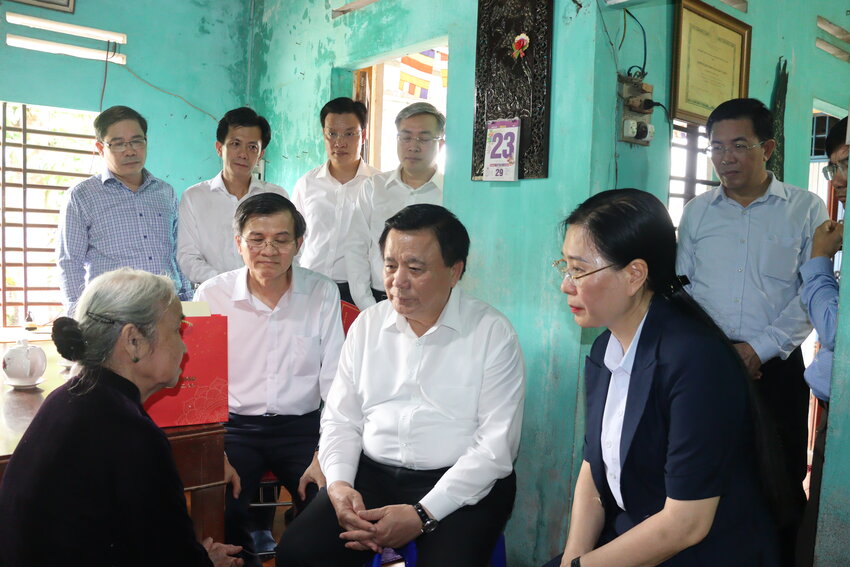 정치국 위원 Nguyen Xuan Thang이 꽝응아이의 정책 대상 가정을 방문하여 선물을 증정하고 있습니다. 사진: Vien Nguyen.