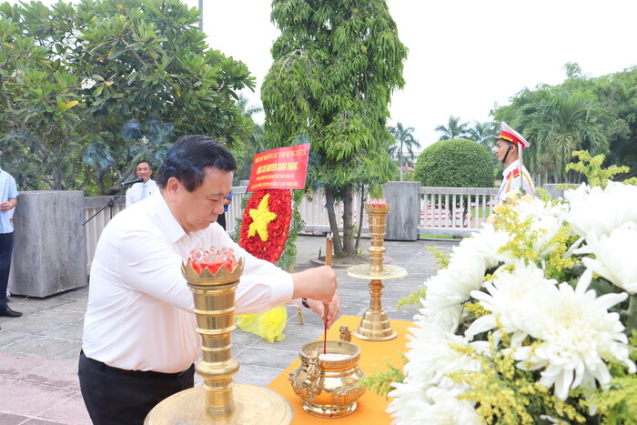 Uy vien Bo Chinh tri Nguyen Xuan Thang dang huong tuong nho cac Anh hung liet si tai Nghia trang liet si nui Thien But, phuong Cam Thanh. Anh: Vien Nguyen