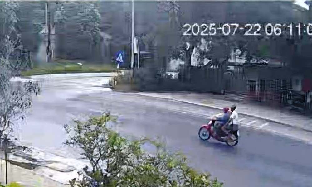 Hình ảnh ông M (quê Bắc Ninh) chở nam thanh niên được trích xuất từ camera của nhà dân. Ảnh: Người dân cung cấp


