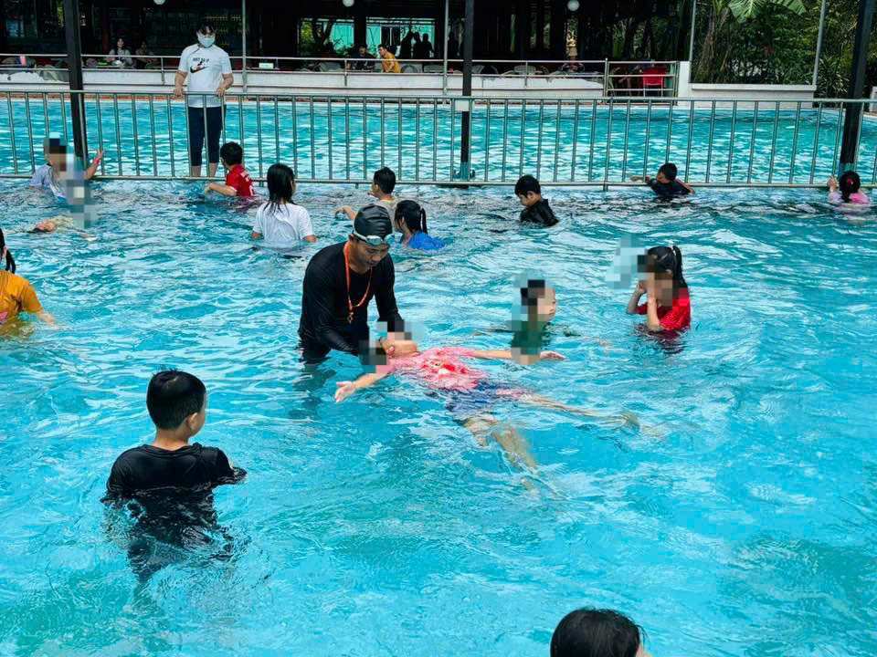 Co khoang 150 em hoc sinh con cong nhan lao dong duoc day tap boi, phong ngua duoi nuoc. Anh: CDCS cung cap