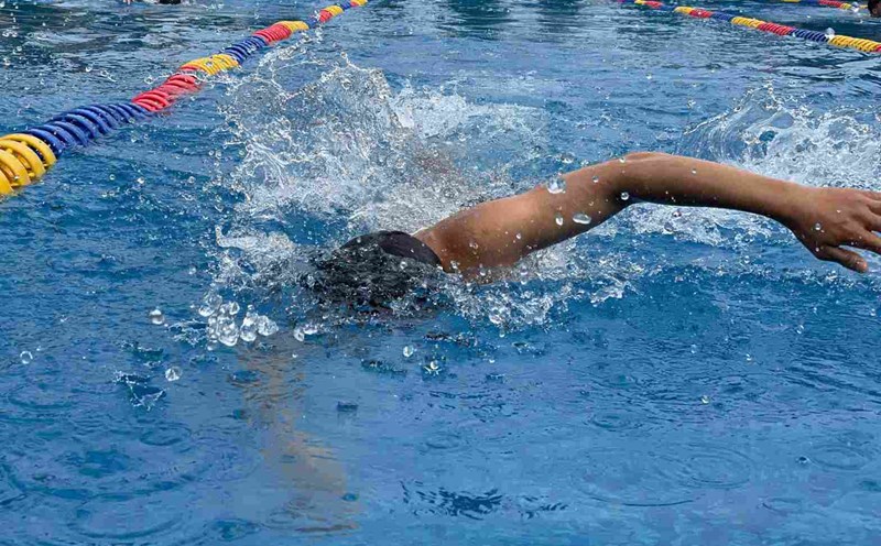 Swimming competition among workers. Photo: Dinh Trong