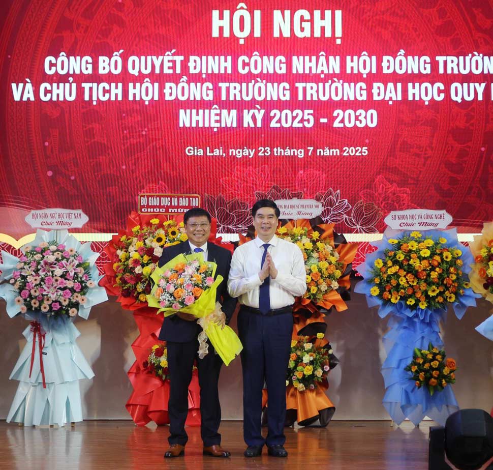 Pho Chu tich UBND tinh Gia Lai Lam Hai Giang tang hoa chuc mung PGS.TS Nguyen Quang Ngoan. Anh: Cong thong tin Gia Lai