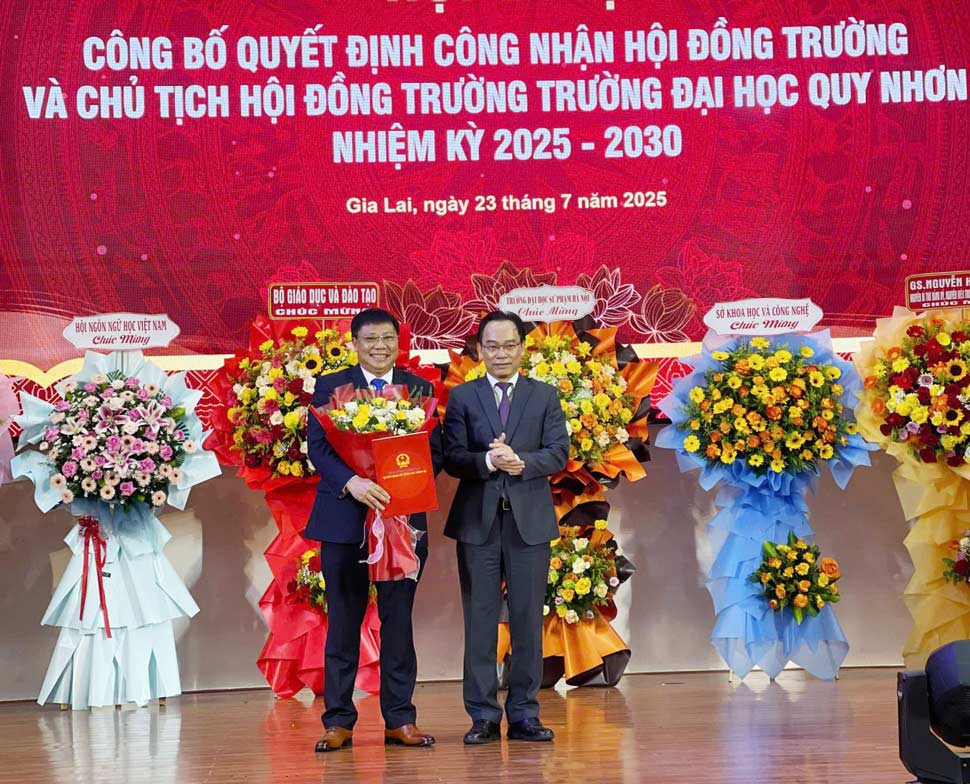 Thu truong Hoang Minh Son trao Quyet dinh cho PGS.TS Nguyen Quang Ngoan. Anh: Cong thong tin Gia Lai