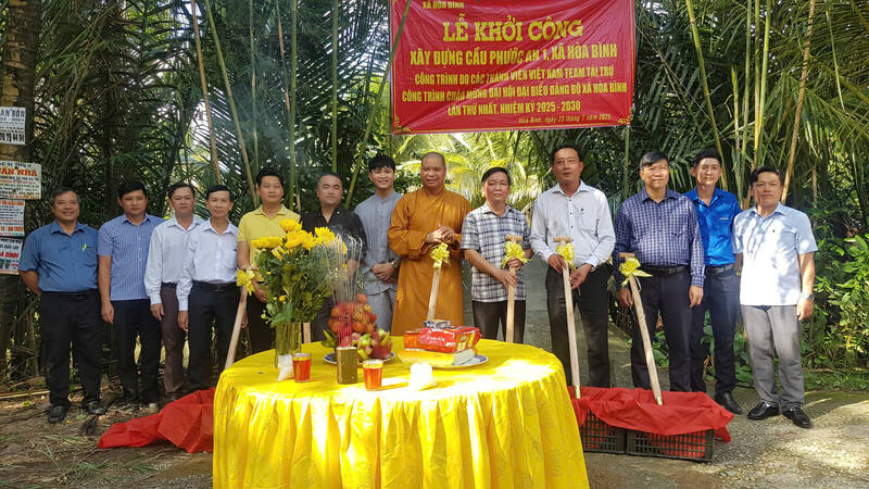 Los representantes del gobierno y los patrocinadores comenzaron los trabajos de construccion en Vinh Long. Foto: Hoang loc