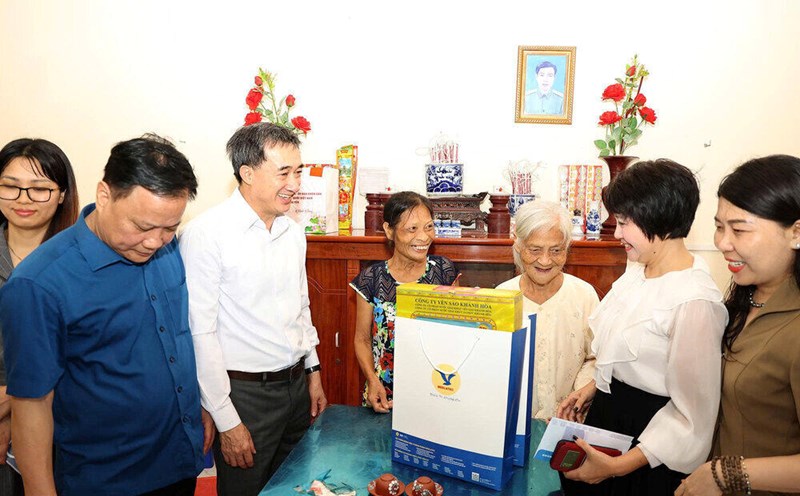 Prof. Dr. Tran Van Thuan - Deputy Minister of Health, Chairman of the National Medical Council visited and expressed gratitude to the families of martyrs in Van Tri village, Viet Tien commune, Hung Yen province. Photo: Ministry of Health