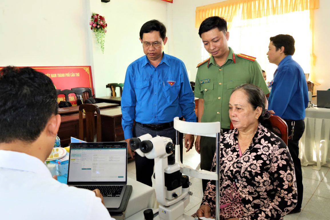 Cac gia dinh chinh sach va nguoi dan co hoan canh kho khan duoc kham mat mien phi. Anh: Cong an Can Tho