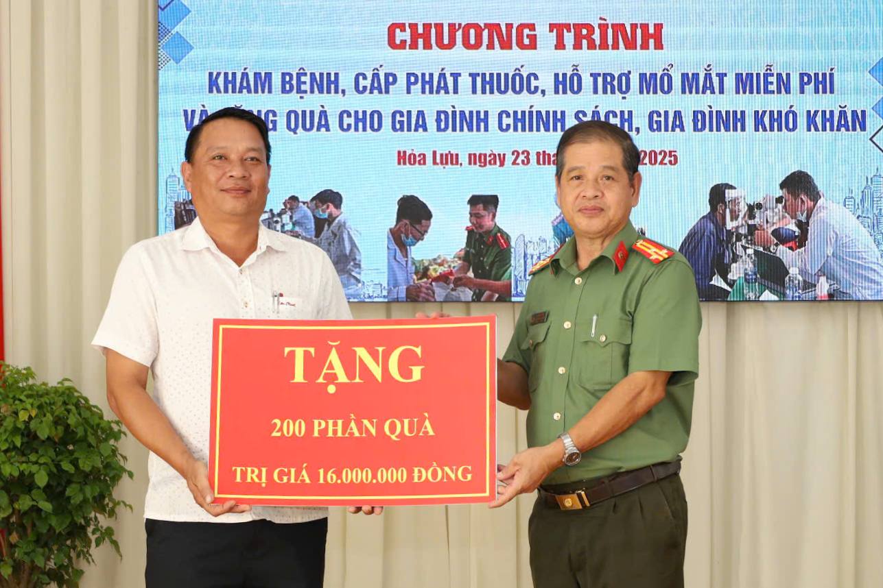 Thay mat Ban to chuc Chuong trinh da trao tang nhung phan qua den cac gia dinh chinh sach va nguoi dan co hoan canh kho khan tren dia ban xa Hoa Luu. Anh: Cong an Can Tho