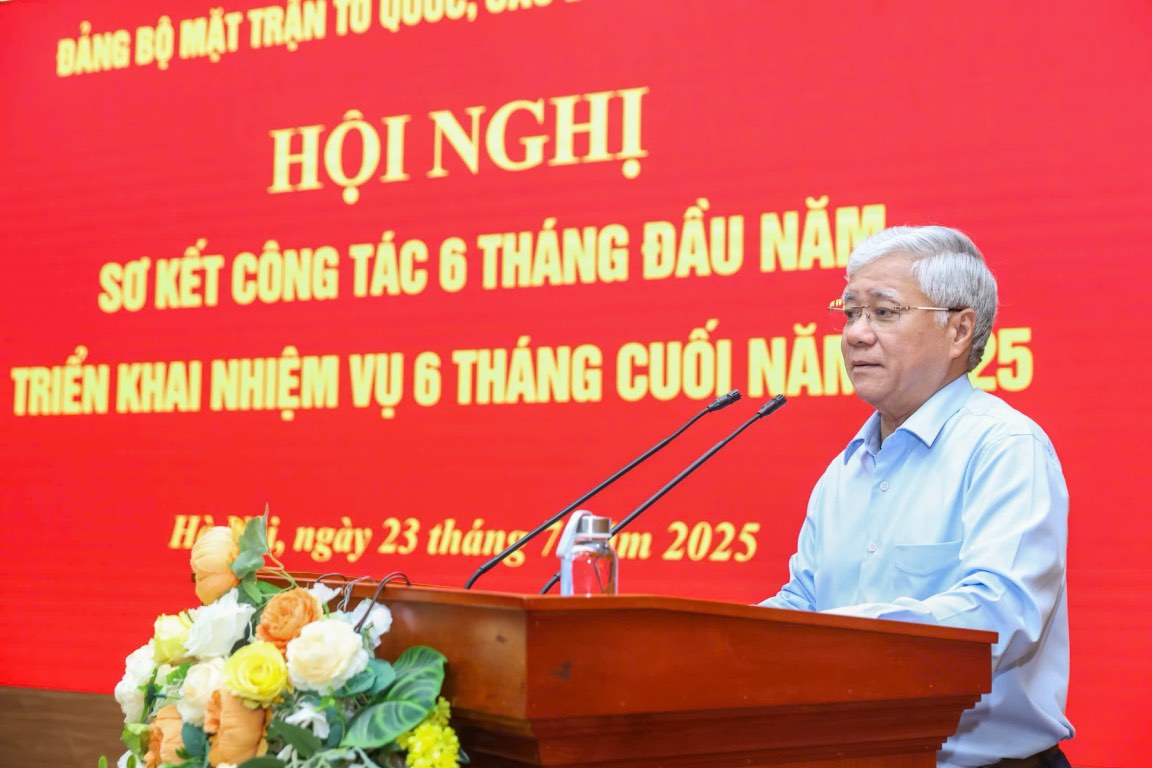Sr. Do Van Chien - Miembro del Politburo, Secretario del Comite Central del Partido, Secretario del Comite del Partido del Frente de Patrices, organizaciones de masas centrales, Presidente del Comite Central del Frente de Paternas de Vietnam, hablo en la conferencia. Foto: Quang Vinh