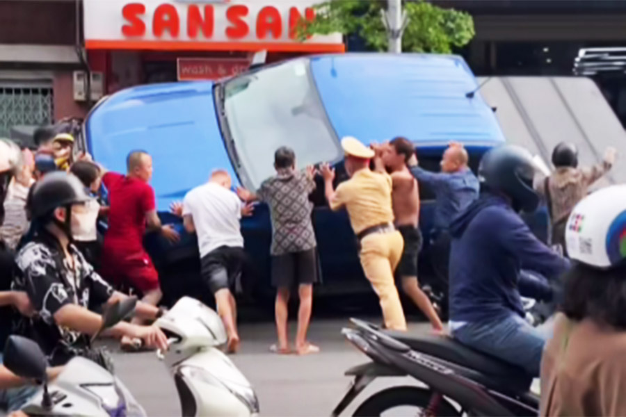 Canh sat cung nguoi dan nhac xe len cuu nguoi. Anh: Ha Thanh Son