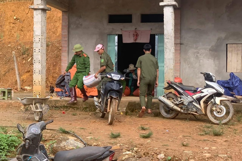 Bac Haコミューンの部隊は、住民が人々と財産を安全な場所に避難させるのを支援しています。写真:Duc Nguyen