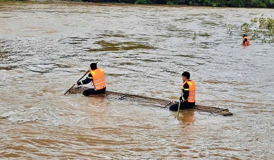 救助隊が洪水で行方不明になった子供の捜索を開始。写真:クアンニン省広報センター