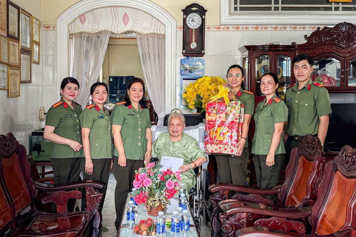 Doan den tham va tang qua Me Viet Nam Anh hung Le Thi Binh. Anh: Cong an Can Tho
