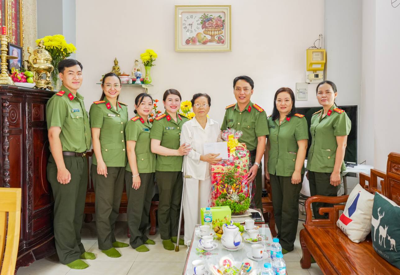 Doan den tham va tang qua Co Huynh Thi Kien, cuu du kich tham gia khang chien chong My cuu nuoc. Anh: Cong an Can Tho