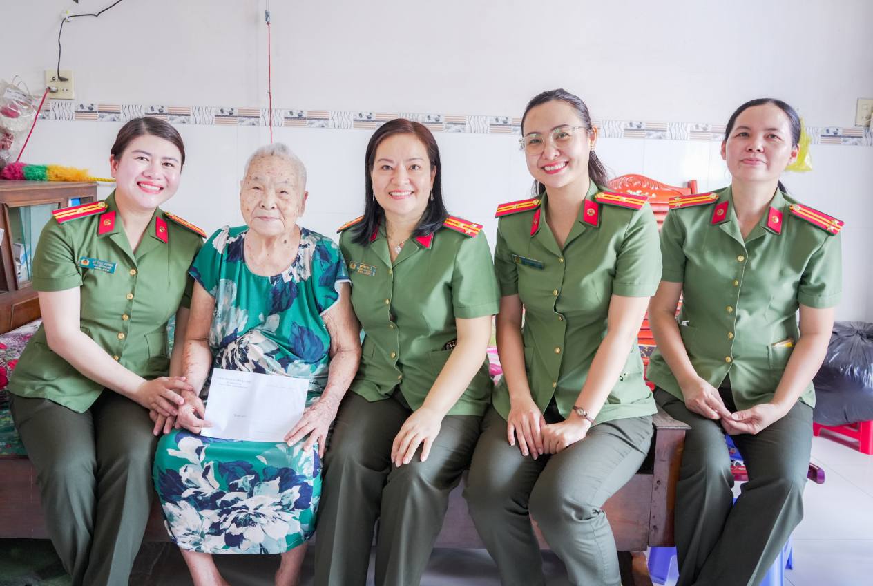 Doan den tham va tang qua Me Viet Nam Anh hung Huynh Thi Lanh. Anh: Cong an Can Tho