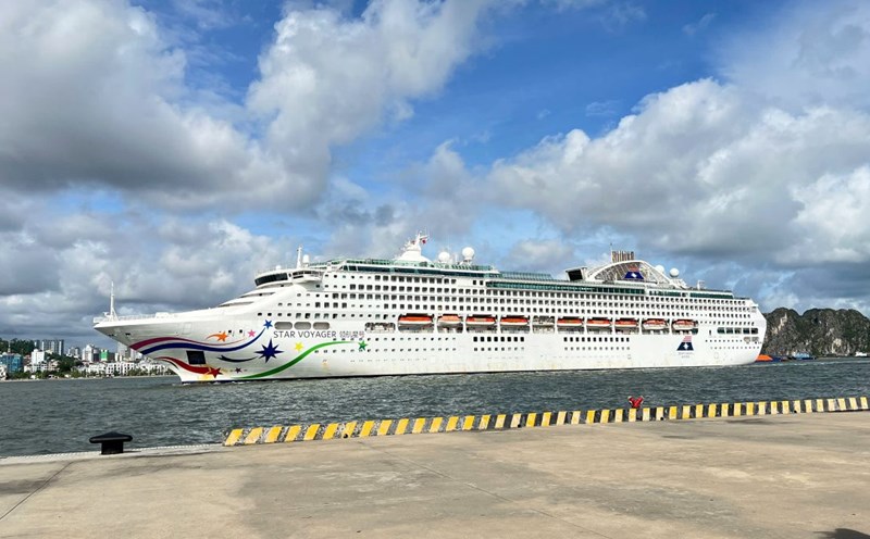 The STAR VOYAGER cruise ship arrived at Ha Long International Passenger Port this afternoon (July 23). Photo: Thanh Tung