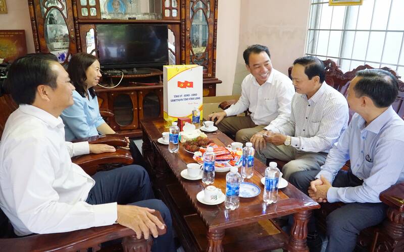 Presidente de Vinh Long People's Comite del Comite y otorga obsequios a familias de politicas con motivo del 27 de julio. Foto: Hoang loc