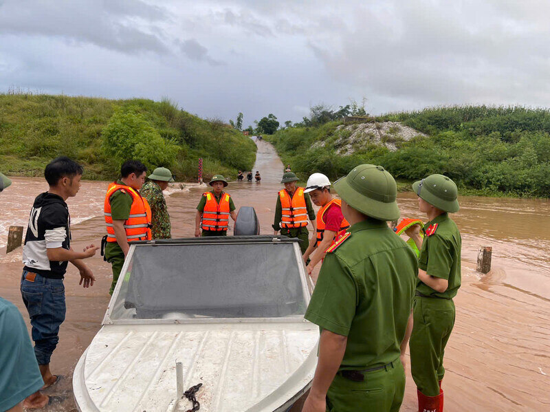 Lang Son省Khuat Xaコミューンのタンホップ地下壕で行方不明者の捜索を開始。写真:Khuat Xaコミューン人民委員会提供