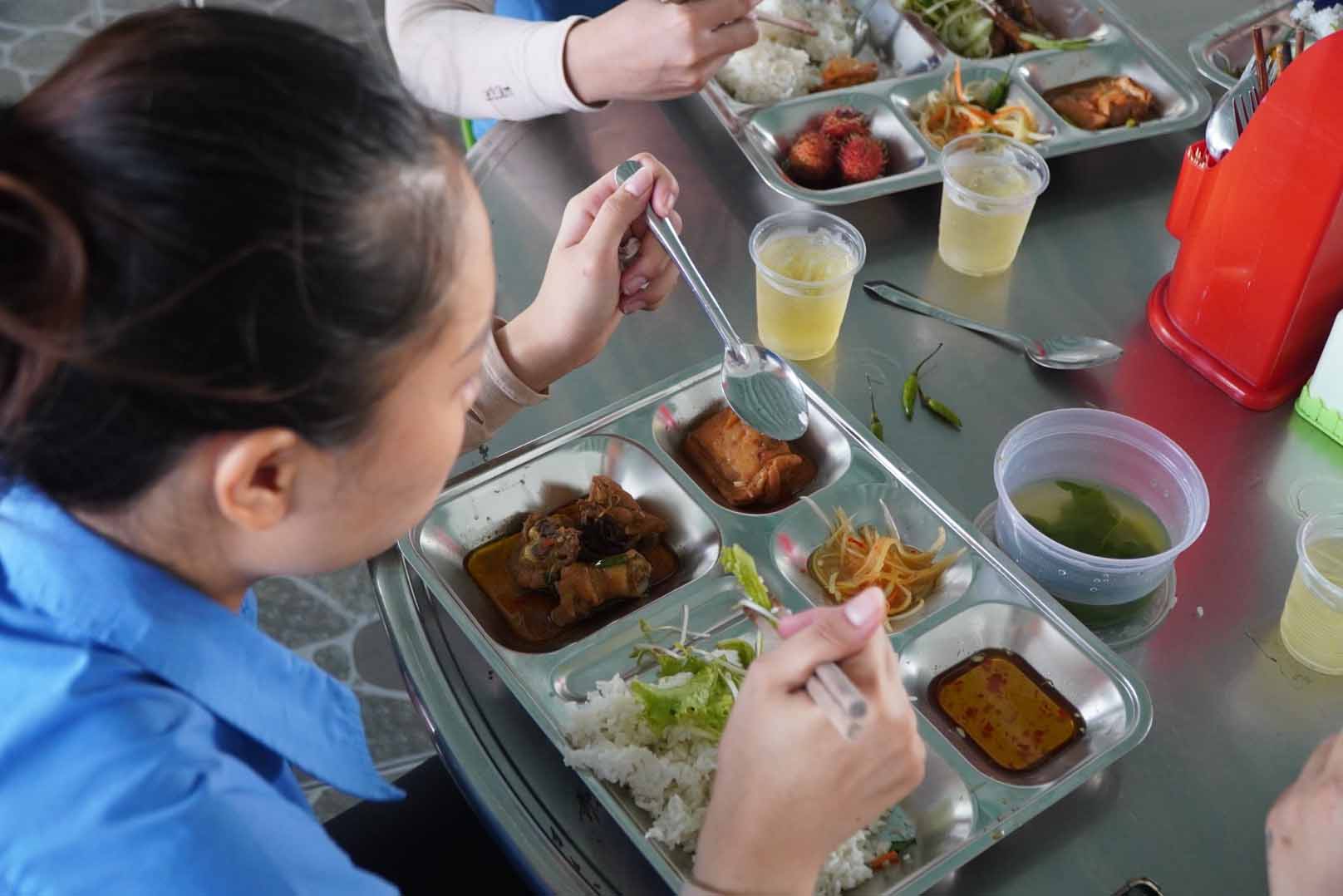 correct understanding of lunch allowances between employees and businesses to ensure rights. Photo: Chan Phuc